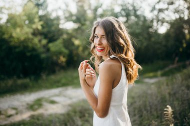 Yaz parkında güzel genç bir kadın. 