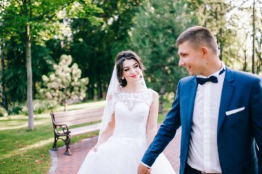 yeni evliler açık havada yürüyüş güzel genç Çift