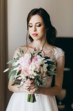 genç güzel gelin çiçekleri holding