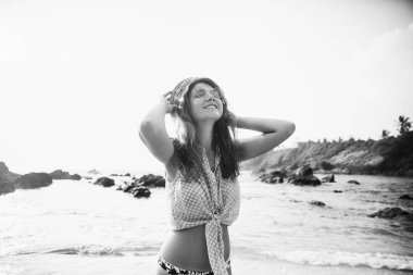 Sahilde poz genç güzel kadın