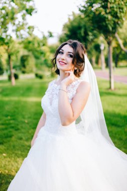 Genç güzel gelin dışarıda poz veriyor.