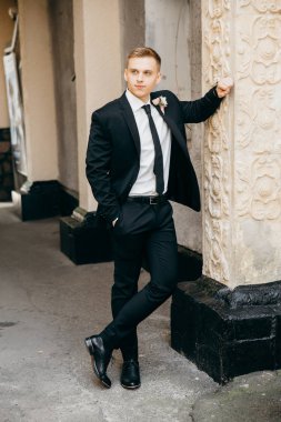 yakışıklı genç damat bina yakın poz