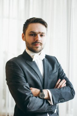 yakışıklı delikanlı kapalı poz