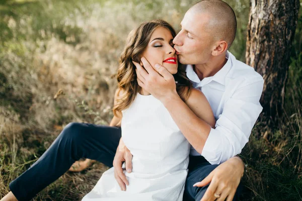 Hermosa Pareja Joven Verano Parque Besos —  Fotos de Stock