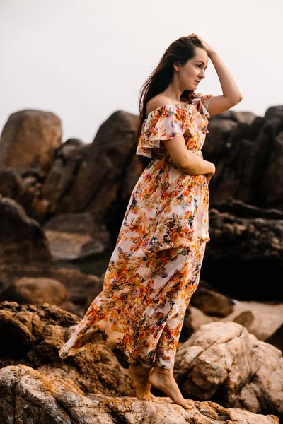 Jovem Bela Mulher Posando Praia — Fotografia de Stock