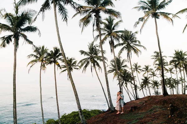 Cuplu Tânăr Fericit Îmbrățișându Vacanță Sri Lanka — Fotografie, imagine de stoc