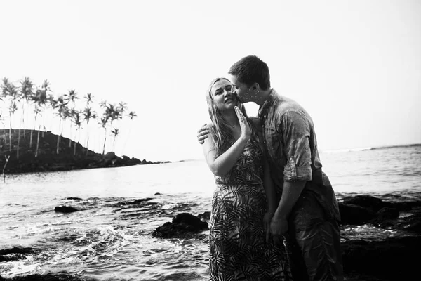 Feliz Pareja Joven Besándose Las Fiestas Sri Lanka — Foto de Stock