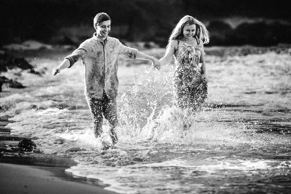 Feliz Pareja Joven Corriendo Sobre Agua Las Vacaciones Sri Lanka — Foto de Stock