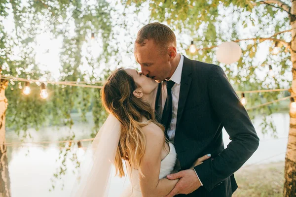 Schönes Brautpaar Küsst Sich Garten — Stockfoto