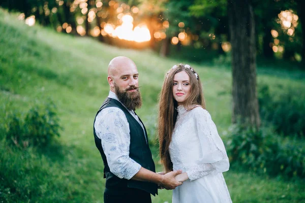 Hermosa Pareja Cogida Mano Jardín — Foto de Stock