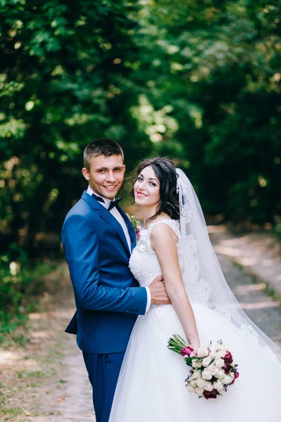 Beau Couple Jeunes Mariés Embrassant Dans Jardin — Photo