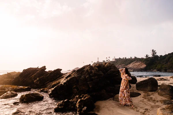 Wanita Cantik Muda Berpose Pantai — Stok Foto