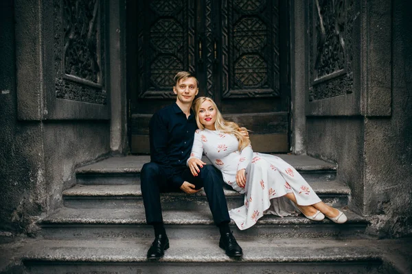 Junges Schönes Paar Sitzt Auf Stufen Von Alt Gebäude — Stockfoto
