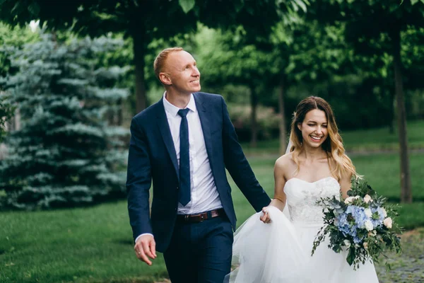 Belo Casal Recém Casados Andando Jardim — Fotografia de Stock