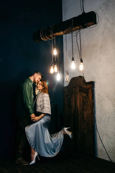 Pasangan Muda Yang Cantik Berpose Dalam Ruangan — Stok Foto