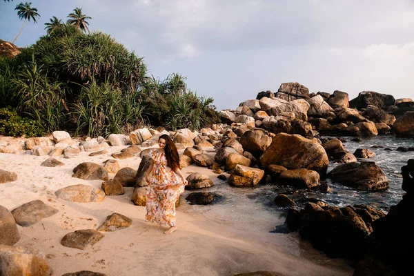 Tânără Femeie Frumoasă Pozând Plajă — Fotografie de stoc gratuită