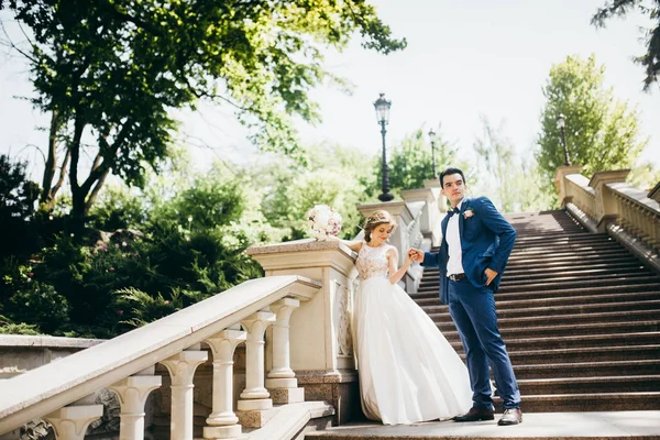 Hermosa Pareja Recién Casados Posando Las Escaleras —  Fotos de Stock