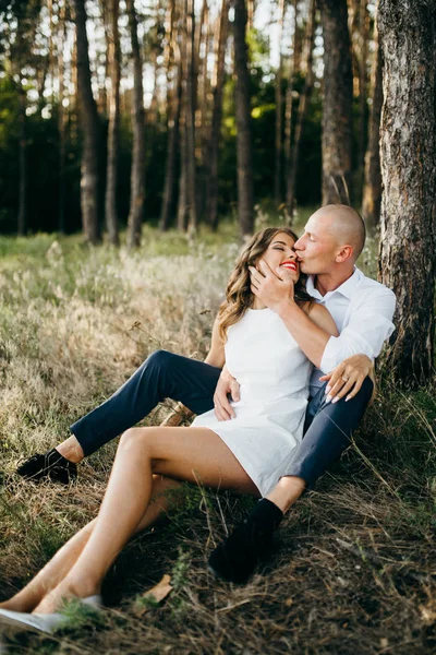 Bonito Jovem Casal Parque Verão Beijando — Fotografia de Stock