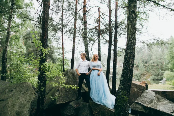 Gyönyörű Fiatal Pár Nyári Park — Stock Fotó