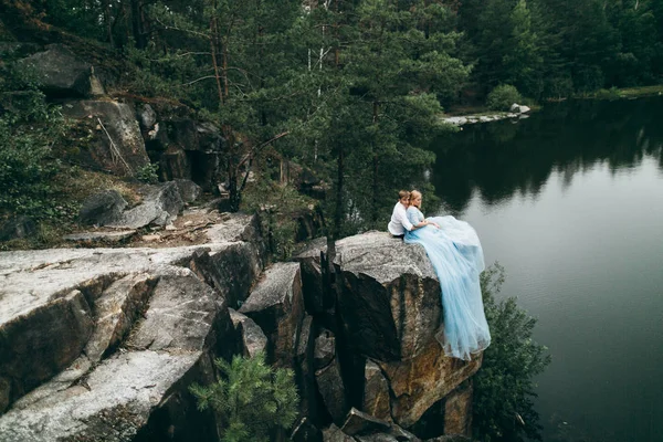 Bonito Jovem Casal Sentado Rocha — Fotografia de Stock