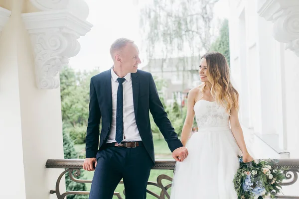 Mooie Paar Jonggehuwden Poseren Door Voort Bouwen — Stockfoto