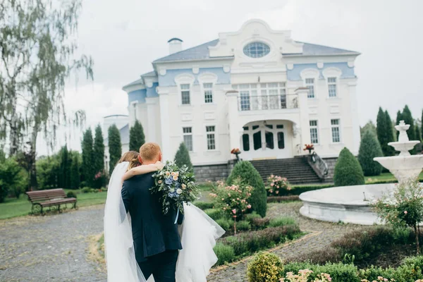 Nádherný Pár Novomanželů Všeobjímající Vytvořením — Stock fotografie