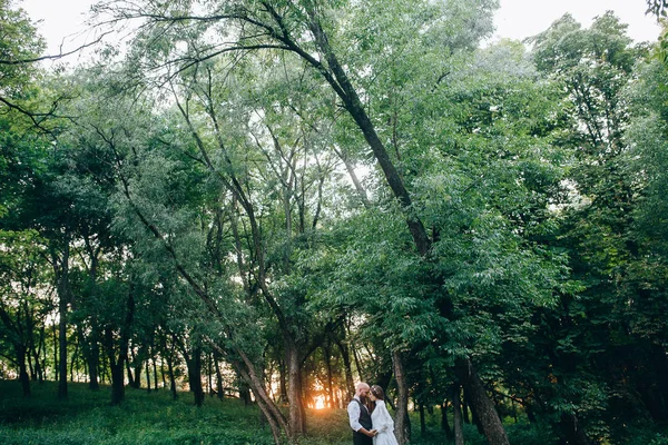 Hermosa Pareja Abrazándose Jardín — Foto de Stock