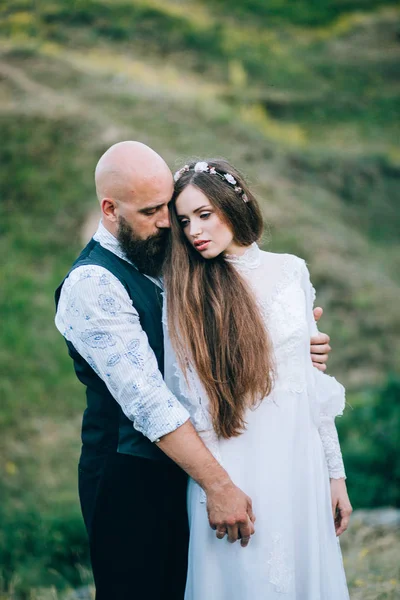 Hermosa Pareja Abrazándose Jardín —  Fotos de Stock