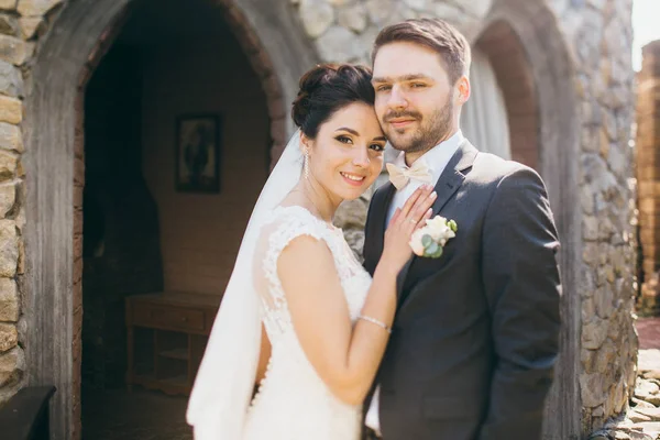 Jeune Beau Couple Posant Par Vieux Bâtiment — Photo