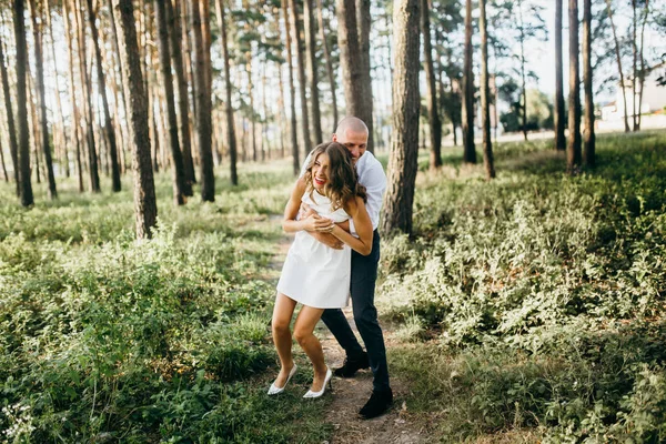 Belo Jovem Casal Parque Verão — Fotografia de Stock