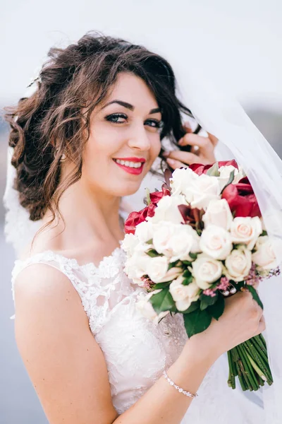 Молодая Красивая Невеста Позирует Букетом — стоковое фото