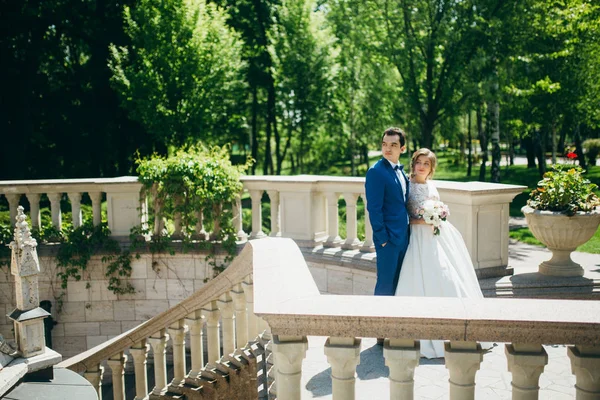 Mooie Jonge Paar Jonggehuwden Poseren Buitenshuis — Stockfoto