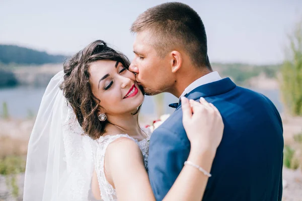 Mladý Pár Novomanželů Líbání Jezera — Stock fotografie