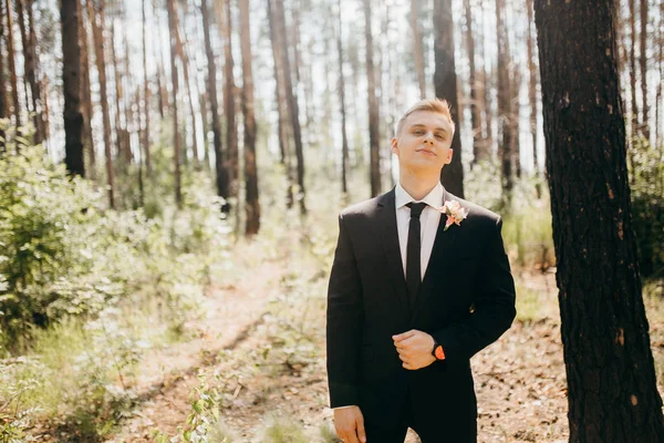 Guapo Joven Novio Posando Aire Libre — Foto de Stock