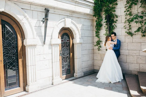 Hermosa Pareja Recién Casados Posando Por Construcción —  Fotos de Stock