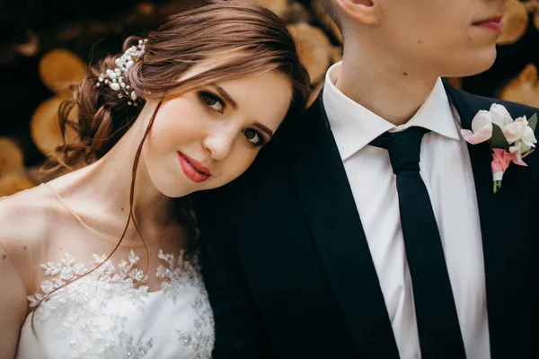 Belo Jovem Casal Recém Casados Posando — Fotografia de Stock