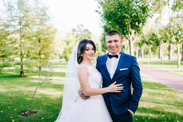 Belo Jovem Casal Recém Casados Abraçando — Fotografia de Stock