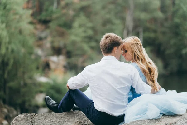 Schönes Junges Paar Sommerpark Umarmt — Stockfoto