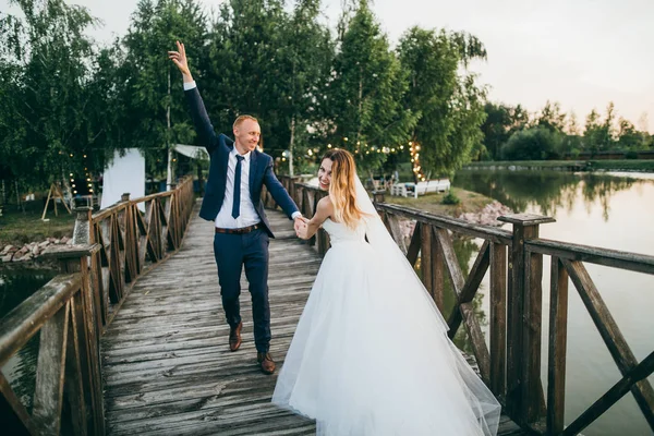 Schönes Brautpaar Geht Auf Brücke — Stockfoto