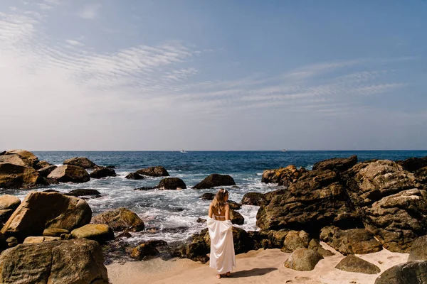 Wanita Cantik Muda Berpose Pantai — Stok Foto