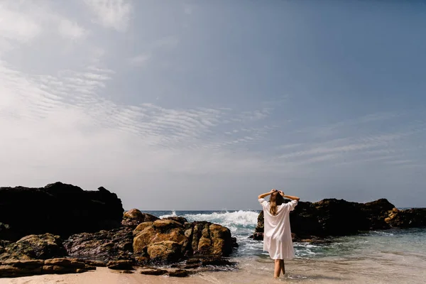 Jonge Mooie Vrouw Die Zich Voordeed Strand — Gratis stockfoto