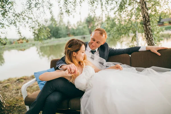 Schöne Paar Frischvermählte Sitzen Auf Dem Sofa Ingarden — Stockfoto