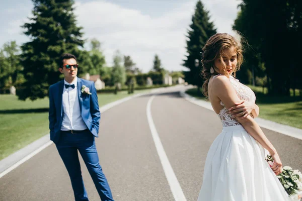 Hermosa Pareja Recién Casados Posando Carretera —  Fotos de Stock