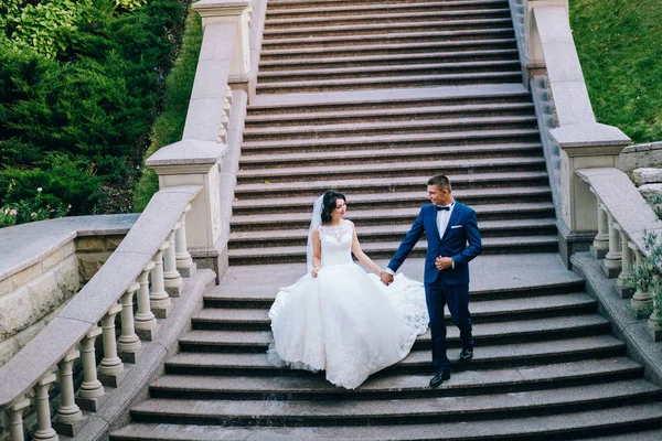 Hermosa Pareja Recién Casados Posando Las Escaleras —  Fotos de Stock