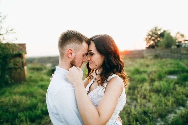 Hermosa Pareja Joven Abrazando Aire Libre — Foto de Stock