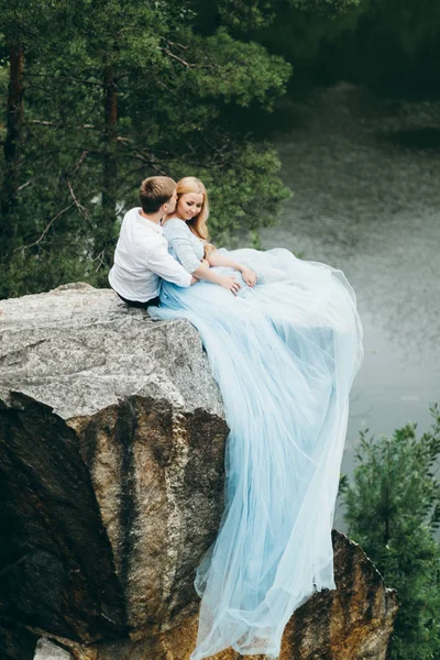 Bonito Jovem Casal Sentado Rocha — Fotografia de Stock