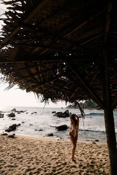 Junge Schöne Frau Posiert Strand — Stockfoto