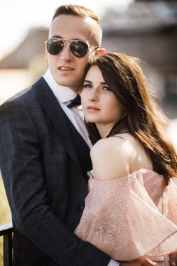 Deniz kenarında poz veren mutlu genç çift