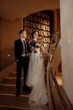 Güzel, genç bir çift yeni evli poz veriyor.