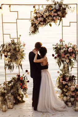 Güzel, genç bir çift yeni evli poz veriyor.